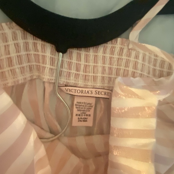 Victoria’s Secret tie front tank - Picture 2 of 3